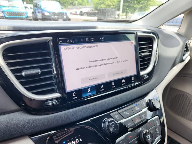 Used 2024 Chrysler Pacifica Touring-L FWD image 14