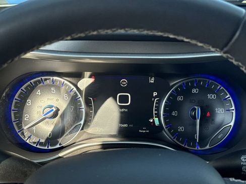 Used 2023 Chrysler Pacifica Touring-L FWD image 15