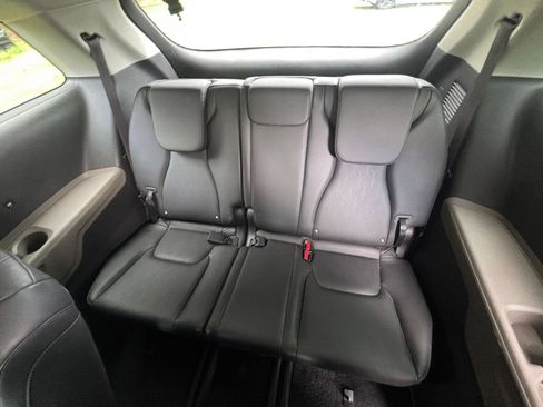 Used 2026 Kia Carnival FWD image 31
