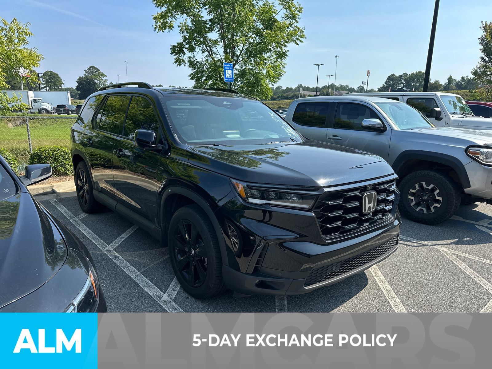 Used 2025 Honda Pilot Black Edition image 3