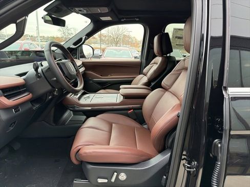 New 2025 Lincoln Navigator Reserve image 11