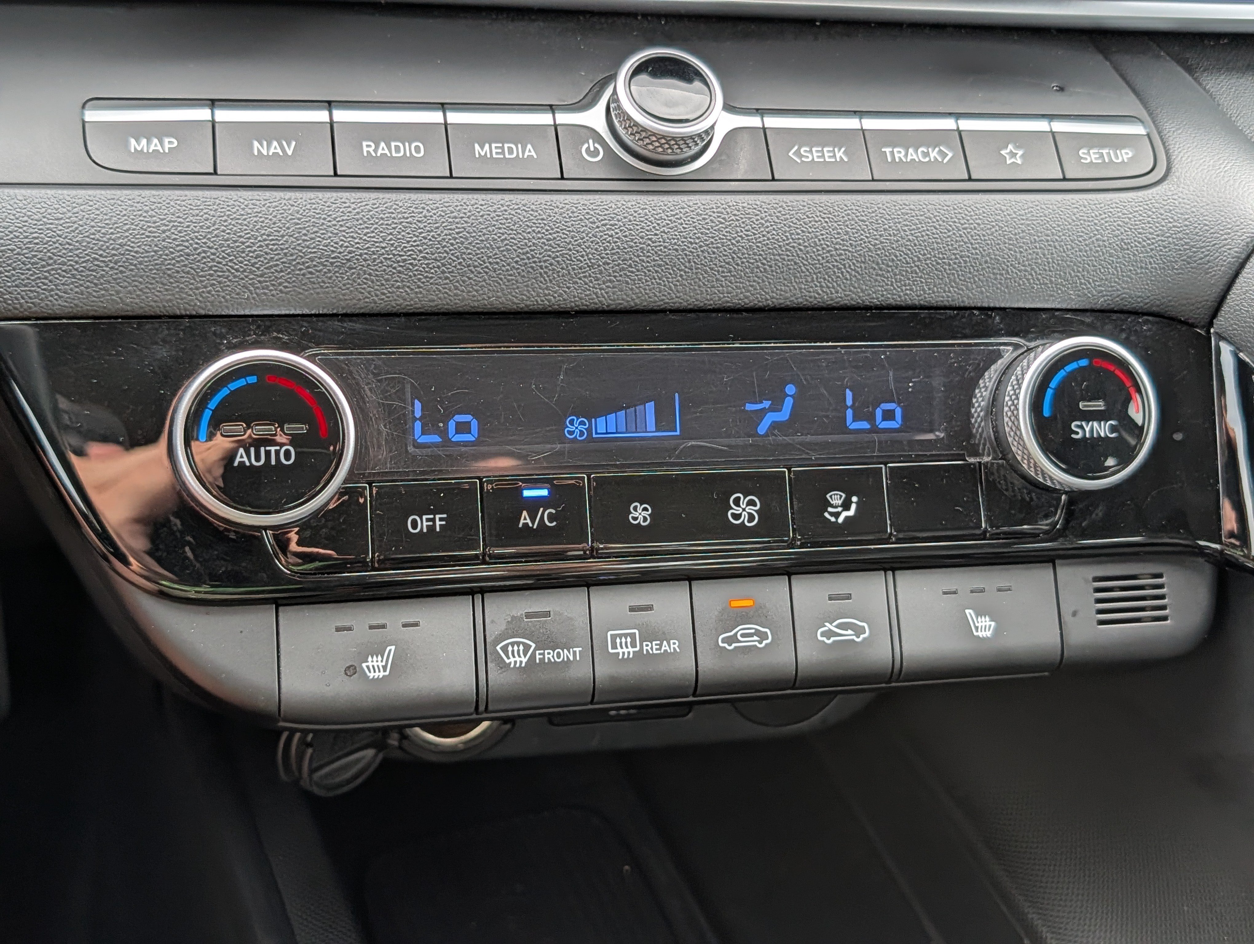 Used 2025 Hyundai Elantra Limited FWD image 23