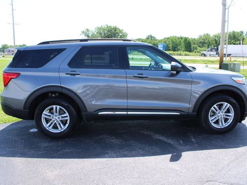 Used 2024 Ford Explorer XLT AWD/4WD image 16