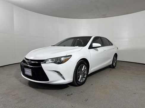 Used 2017 Toyota Camry SE image 2