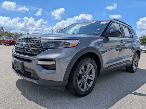 Used 2022 Ford Explorer XLT w/ Equipment Group 202A AWD/4WD image 9