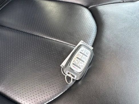 Used 2024 Chrysler Pacifica Touring-L FWD image 6