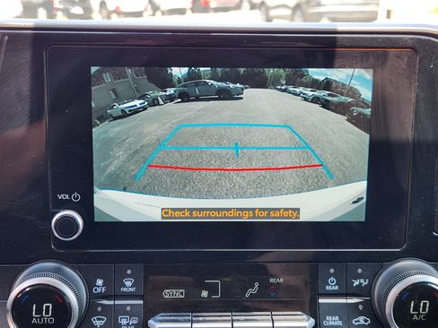 Used 2024 Toyota Highlander LE AWD/4WD image 14