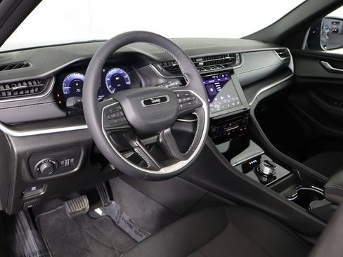 Used 2025 Jeep Grand Cherokee Laredo RWD image 25