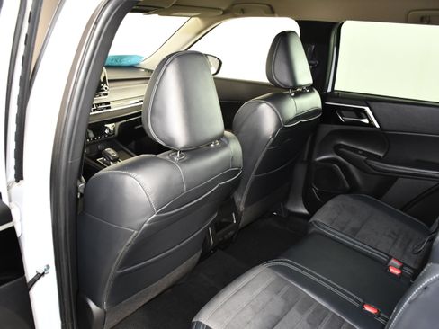 Used 2023 Mitsubishi Outlander SE AWD/4WD image 47