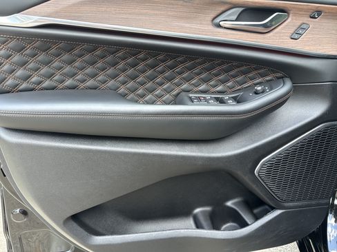 Used 2025 Jeep Grand Cherokee Summit AWD/4WD image 10