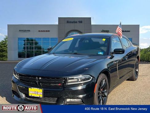 Used 2017 Dodge Charger SXT w/ Blacktop Package RWD image 2