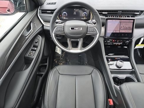 Used 2025 Jeep Grand Cherokee Limited w/ Luxury Tech Group II AWD/4WD image 4