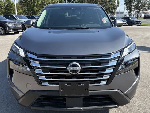 Used 2024 Nissan Rogue SV image 3