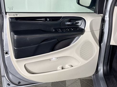 Used 2019 Dodge Grand Caravan SXT image 10