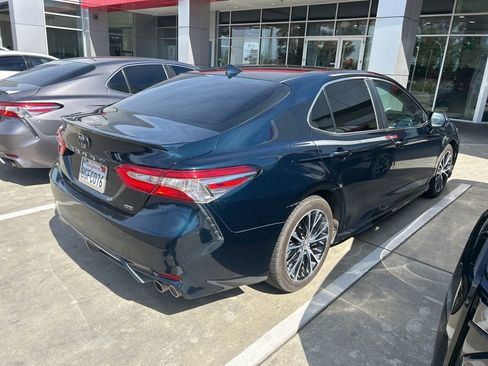 Used 2019 Toyota Camry SE w/ Carpet Mat Package image 16