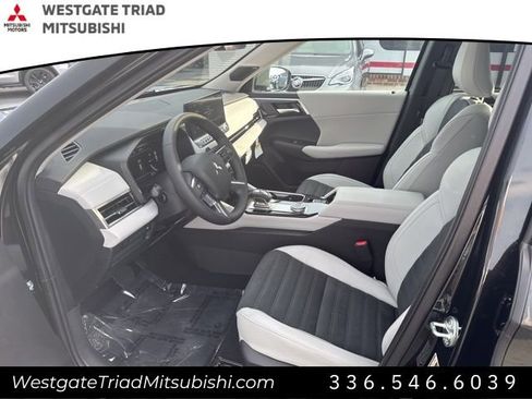 New 2025 Mitsubishi Outlander SE image 5