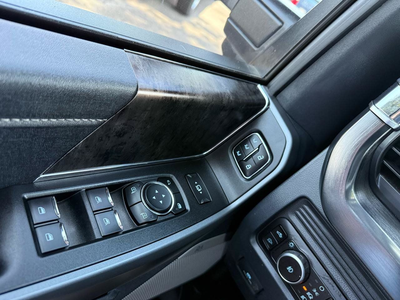 Used 2025 Ford F250 Lariat AWD/4WD image 32