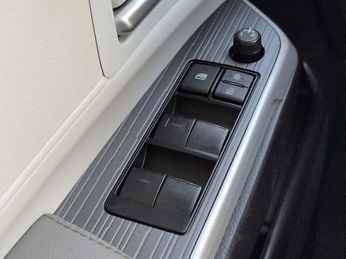 Used 2025 Toyota Sienna XLE FWD image 24