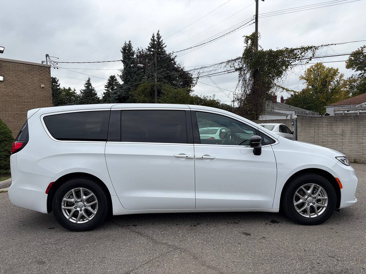 Used 2025 Chrysler Pacifica Select FWD image 4