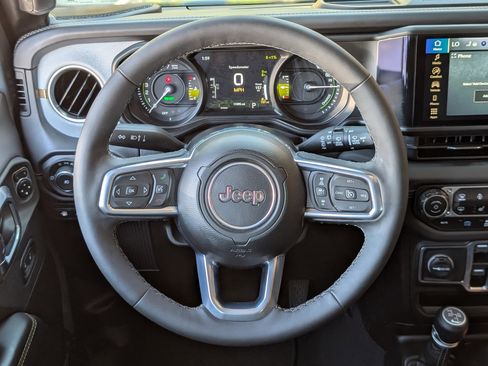 Used 2025 Jeep Wrangler Sahara image 23