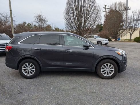 Used 2016 Kia Sorento LX w/ LX Convenience Package image 8