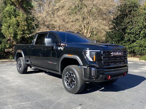 Used 2024 GMC Sierra 2500 AT4X image 2