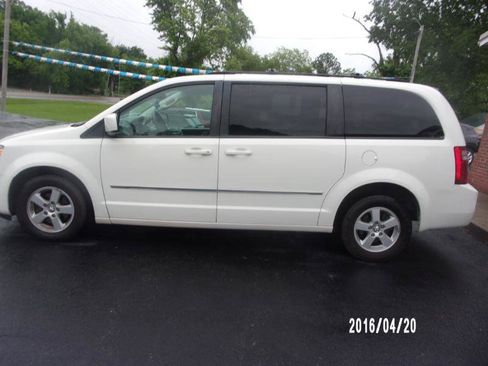 Used 2010 Dodge Grand Caravan SXT w/ Entertainment Group 2 FWD image 5