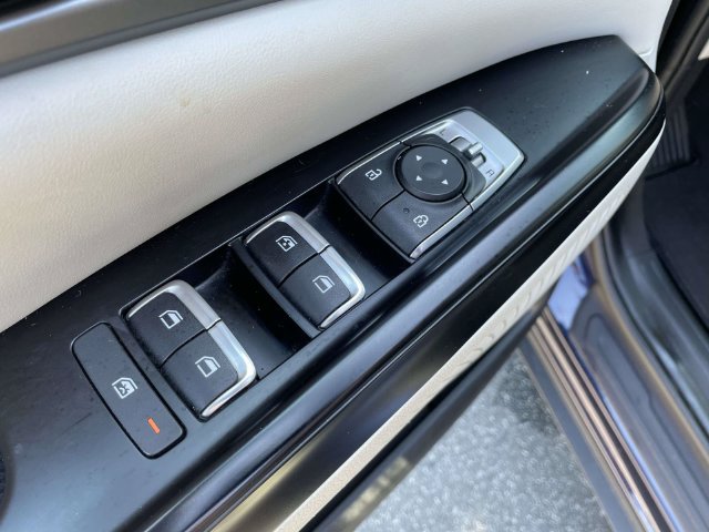 Certified 2024 Kia Carnival LX FWD image 16