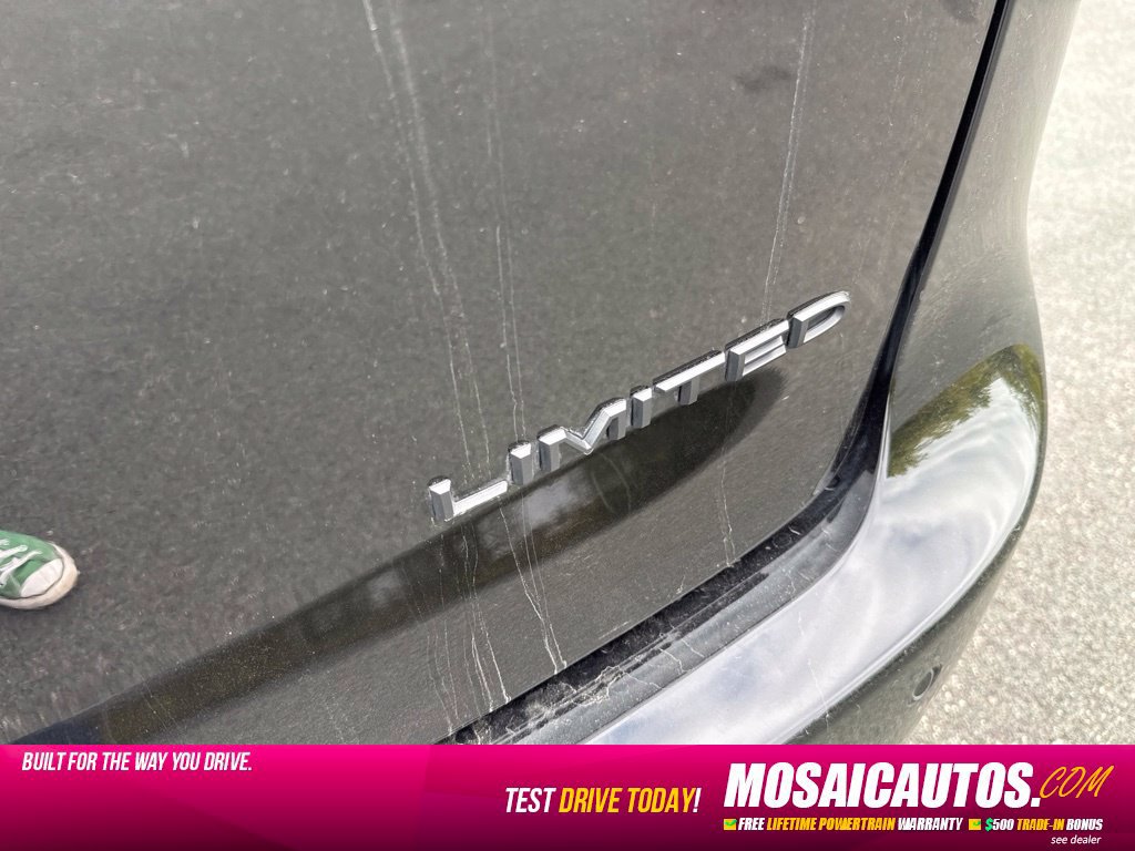 Used 2025 Chrysler Pacifica Limited FWD image 6