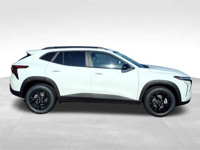 New 2026 Chevrolet Trax LT w/ Midnight Edition FWD image 2