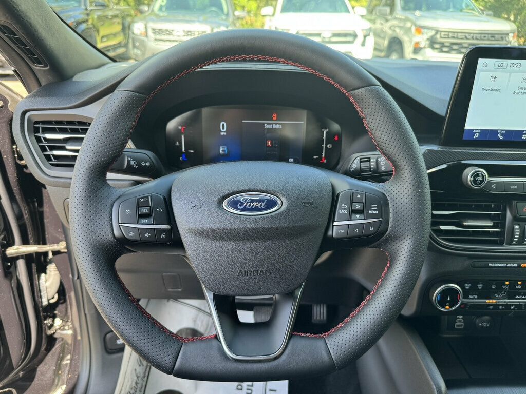 Used 2025 Ford Escape ST-Line Select AWD/4WD image 5