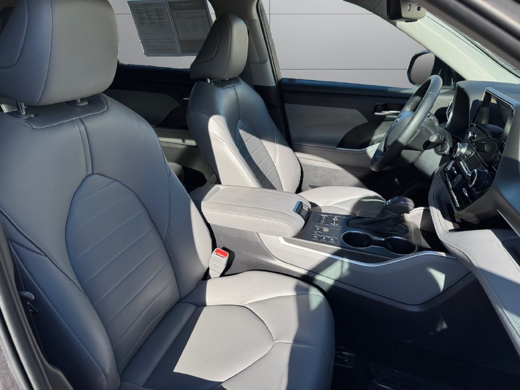 Used 2024 Toyota Highlander XLE AWD/4WD image 17