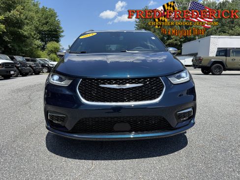 Used 2024 Chrysler Pacifica Pinnacle w/ Trailer Tow Group AWD/4WD image 2