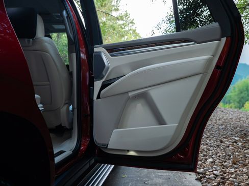 Used 2025 Cadillac Escalade Premium Luxury Platinum AWD/4WD image 19