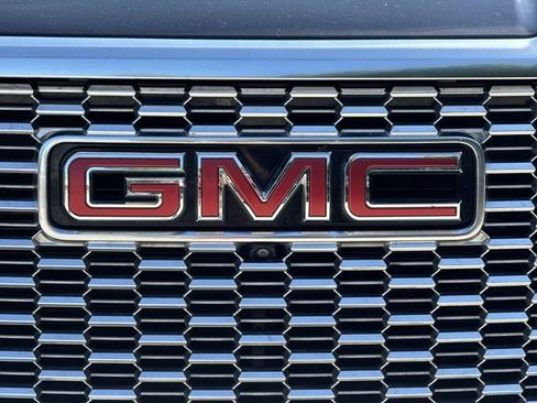 Used 2021 GMC Yukon XL Denali w/ Denali Premium Package AWD/4WD image 32