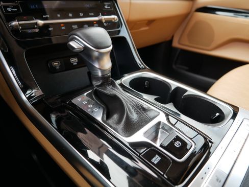 Certified 2024 Kia Carnival EX image 24