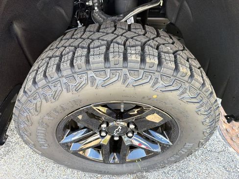New 2026 Chevrolet Silverado 1500 Custom Trail Boss w/ LPO, Dark Essentials Package AWD/4WD image 15