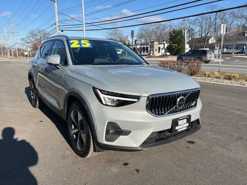 Certified 2025 Volvo XC40 B5 Plus AWD/4WD image 6