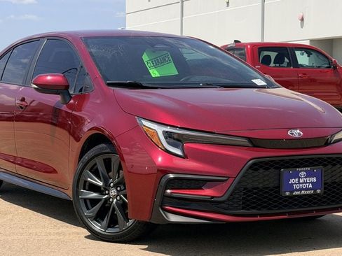 Used 2025 Toyota Corolla SE FWD image 2