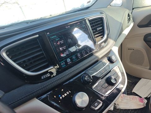 Used 2020 Chrysler Pacifica Limited image 11