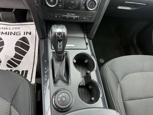 Used 2018 Ford Explorer XLT image 32
