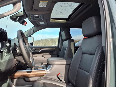 Used 2025 Chevrolet Silverado 1500 LT Trail Boss w/ Convenience Package II image 7