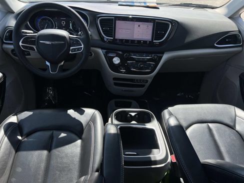 Used 2023 Chrysler Pacifica Touring-L FWD image 3