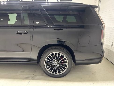 Used 2023 Cadillac Escalade ESV V AWD/4WD image 4