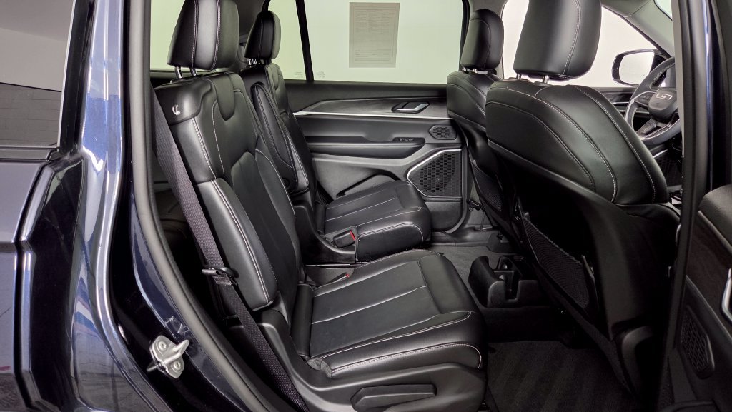 Used 2023 Jeep Grand Cherokee L Limited AWD/4WD image 38