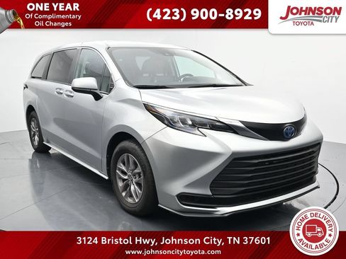 Used 2024 Toyota Sienna LE FWD image 1