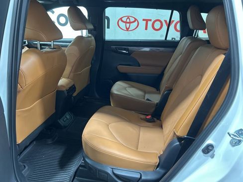 Used 2025 Toyota Highlander Platinum image 24