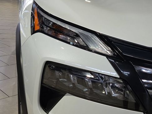 Used 2025 Nissan Rogue SV w/ SV Premium Package AWD/4WD image 8