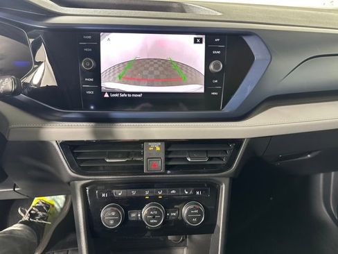 Used 2024 Volkswagen Taos SE image 23