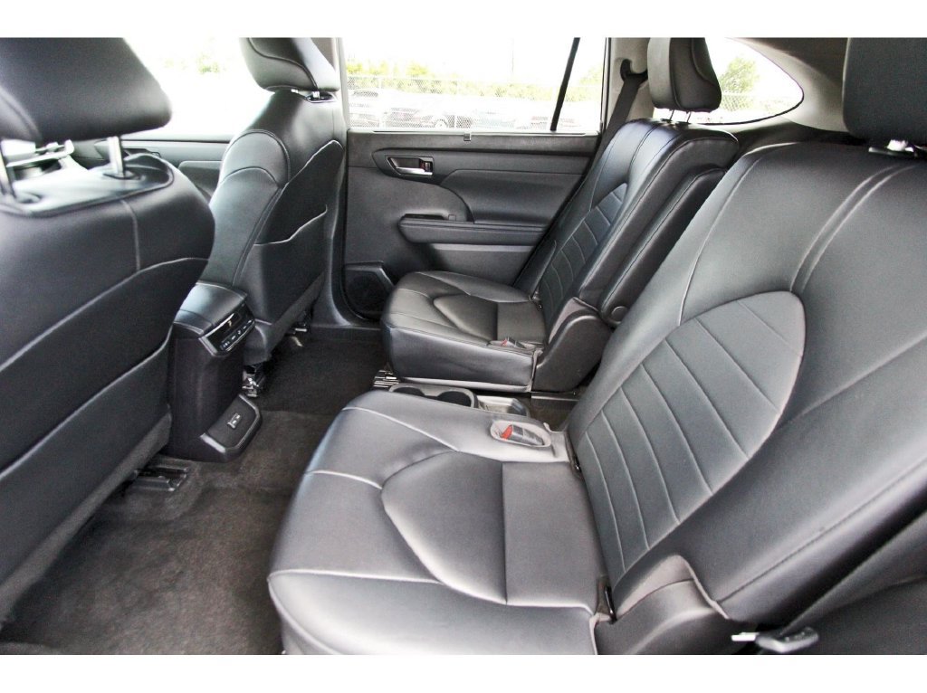 Used 2023 Toyota Highlander XLE AWD/4WD image 14